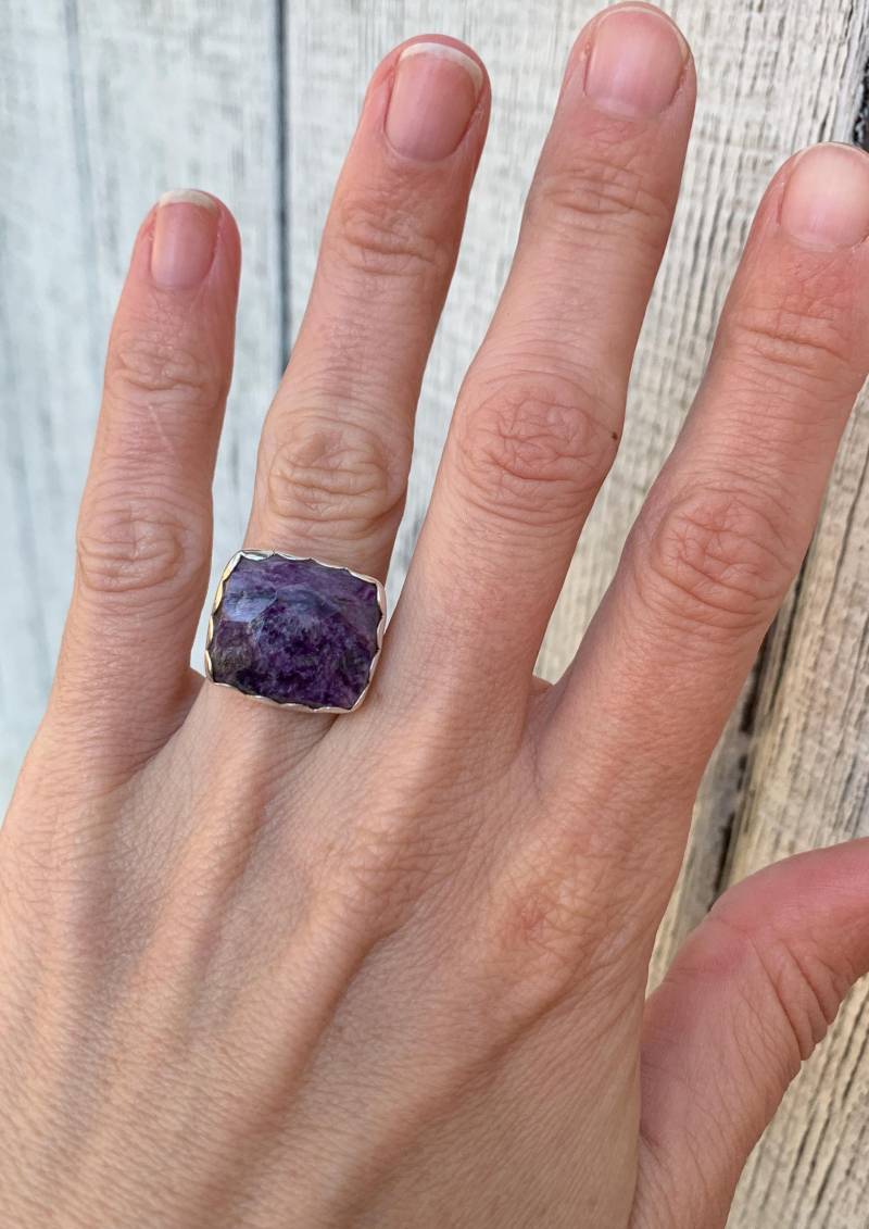 Großer Rechteck Charoit Sterling Silber Ring Größe 5.75-6.25 | Kissenschliff Lila Stein Statement Swirly von GildedBug