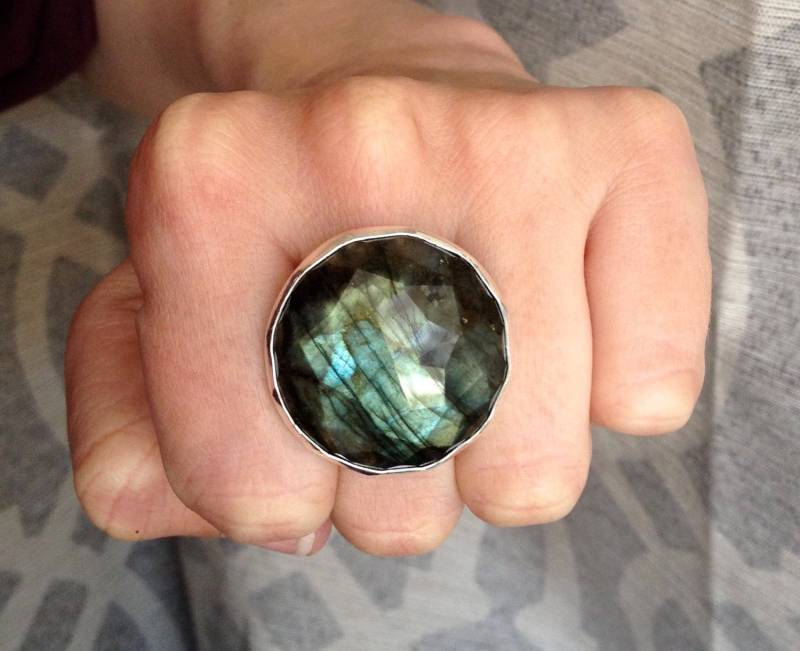 Großer Runder Labradorit Statement Ring Für Schutz Und Balance | Schmuck Boho Wippe Wählen Sie Ihren Stein Energie-Ring von GildedBug