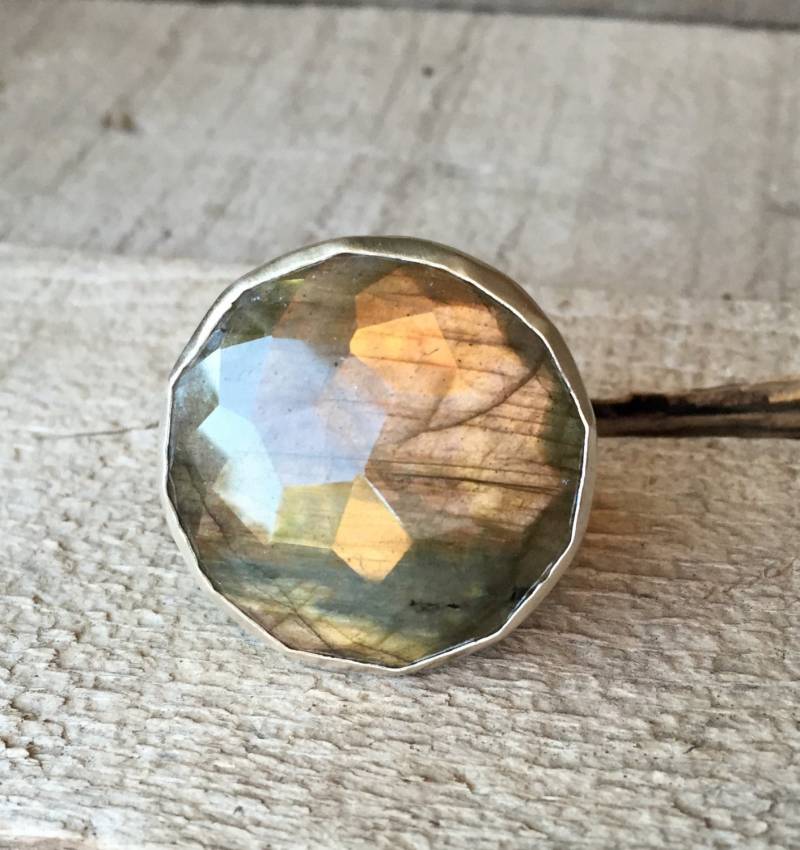 Großer Runder Labradorit Statement Ring Für Schutz Und Balance | Schmuck Boho Wippe Wählen Sie Ihren Stein Energie-Ring von GildedBug