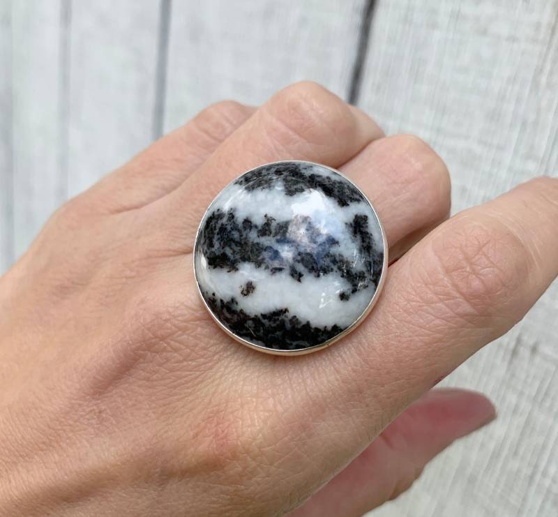 Großer Runder Schwarzweiss-Zebrajaspis-sterlingsilber-statement Ring | Schwarz-Weiß-Ring Boho Wippe Kantig Jaspis von GildedBug