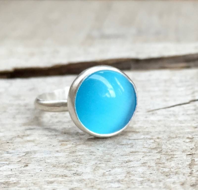 Heller Neon-Himmelblauer Runder Katzenauge-Ring Aus Sterlingsilber Boho-Chic | Lumineszierender Blauer Edelstein Ring Boho Wippe Silber von GildedBug