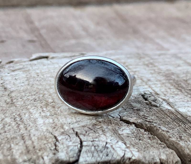 Horizontale Dark Red Granat Oval Sterling Silber Statement Ring | Januar Geburtsstein Dunkelroter Boho von GildedBug