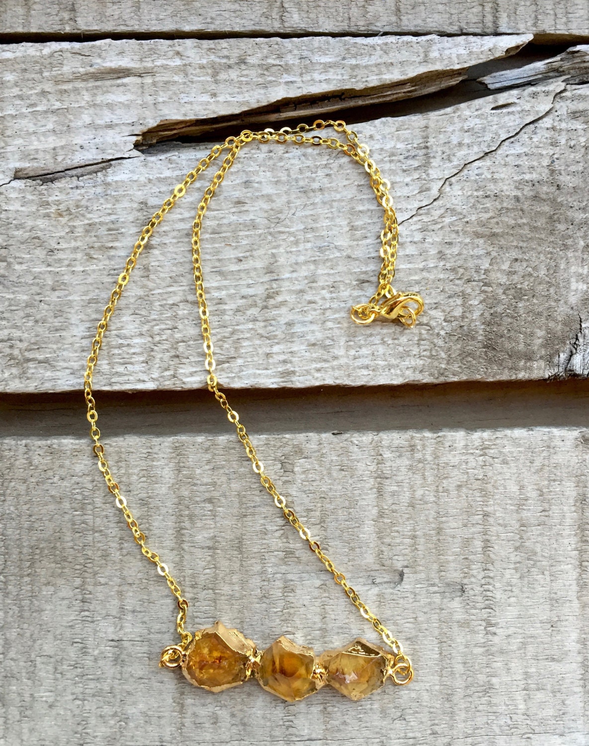 Horizontale Raue Kristall Punkt Golden Gelb Citrin Vergoldete Halskette | November Geburtsstein Boho Horizontale Raue Kristall Punkt Golden Gelb Citrin Vergoldete Halskette | November Geburtsstein Boho von GildedBug
