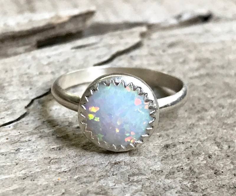 Leuchtender Runder Weißer Opal - Solitärring Aus Sterlingsilber Mit Gezackter Lünette Simulierte Opal Ring | Verlobung Hochzeit von GildedBug
