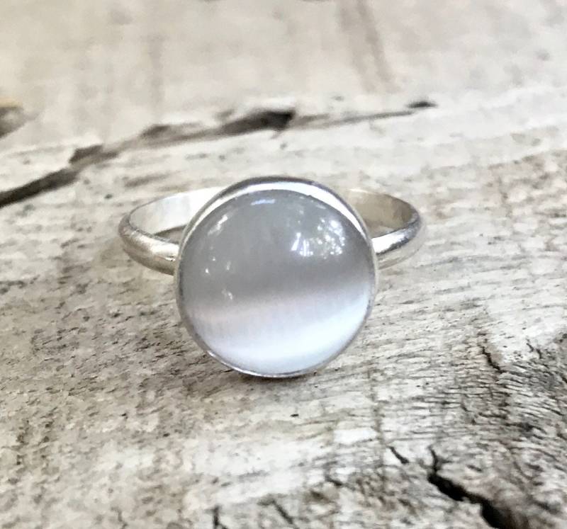 Leuchtendes Weißes Rundes Katzenauge Sterling Silber Boho Chic Ring | Weißer Edelstein Wippe Wählen Sie Ihren von GildedBug