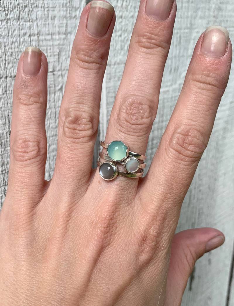 Lila Mondstein Aqua Chalcedon Weiß Perlmutt Sterling Silber Stapelring | Solitär Ring Drei Ringe Wippe Boho von GildedBug