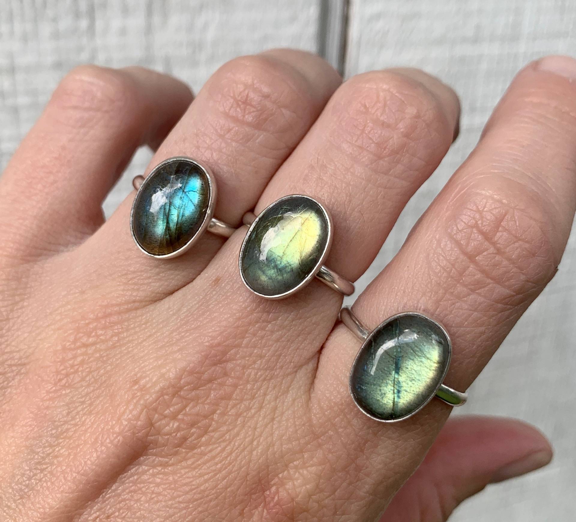 Minimalist Oval Auffälliger Labradorit Sterling Silber Ring | Schutz Auffälliges Statement-Stück Aus Sterlingsilber Kundenring von GildedBug