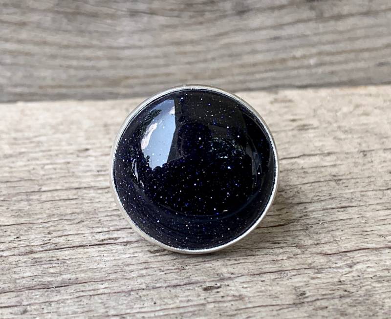 Reizender Eleganter Runder Dunkelblauer Goldstone Sterling Silber Ring | Blauer Sandstein Glitzernder Blauer Edelstein Boho Wippe Kantig von GildedBug