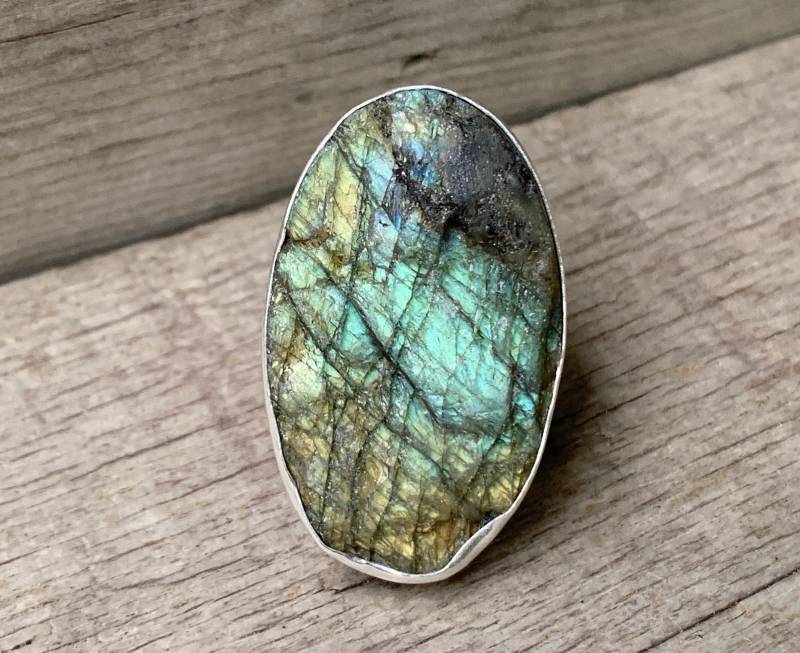 Rocker Kantiger Großer Oval-Grün-Blau-Rohrschnitt-Labradorit-statement-Ring | Labradorit Ring Auffälliger Roher von GildedBug