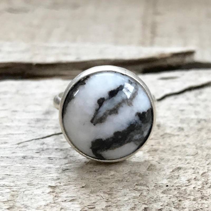 Runder Schwarz-Weiß-Zebrajaspis-Solitärring Aus Sterlingsilber | Schwarz-Weiß-Ring Boho Wippe Kantig Jaspis Ring von GildedBug