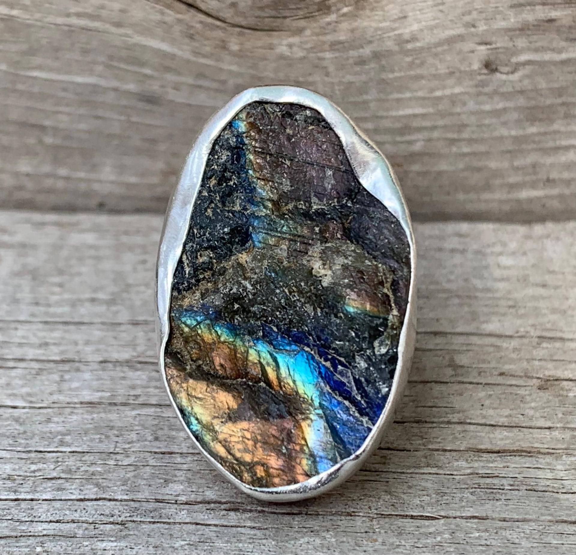 Schlichter Großer Oval Rough Cut Labradorit Sterling Silber Statement Ring | Rohstein Seltene Stein Einzigartige Größe 8 von GildedBug