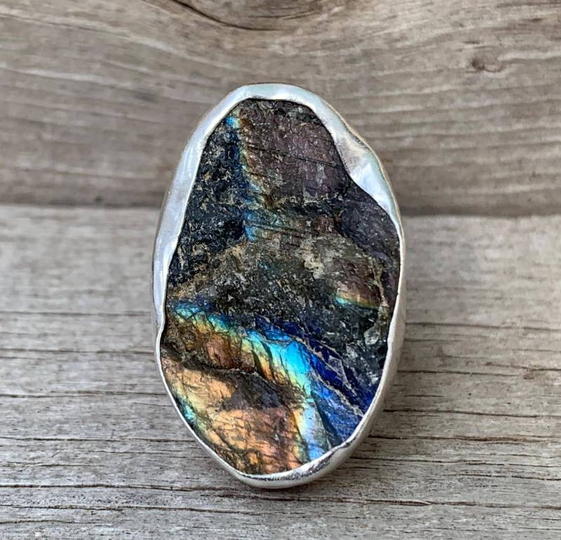 Schlichter Großer Oval Rough Cut Labradorit Sterling Silber Statement Ring | Rohstein Seltene Stein Einzigartige Größe 8 von GildedBug