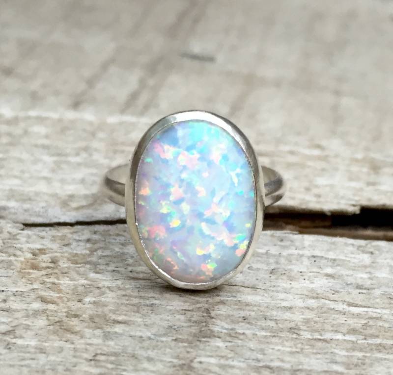 Statement Oval Simulierte Opal Eleganter Geburtsstein Ring in Sterling Silber von GildedBug