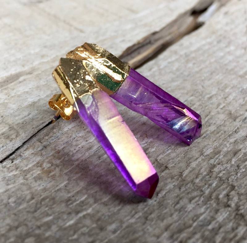 Titan Regenbogen Lila Aura Kristall Kugelspitze Vergoldet Ohrringe | Gold Boho Roher Edelstein-Ohrring von GildedBug