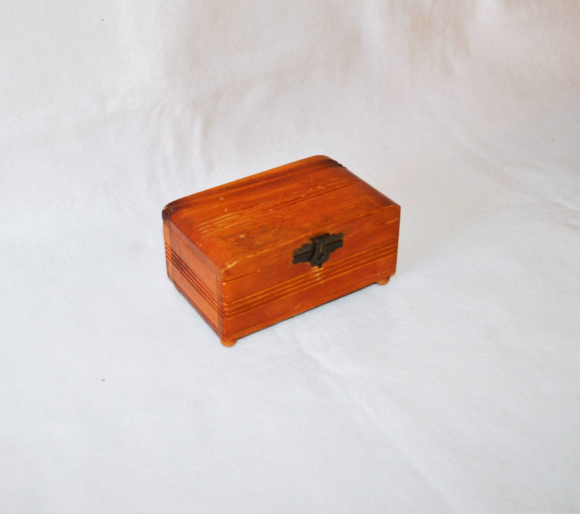 Art Deco Geschnitztes Holz Schmuckkästchen Schreibtisch Organizer von GildedCageAtelier