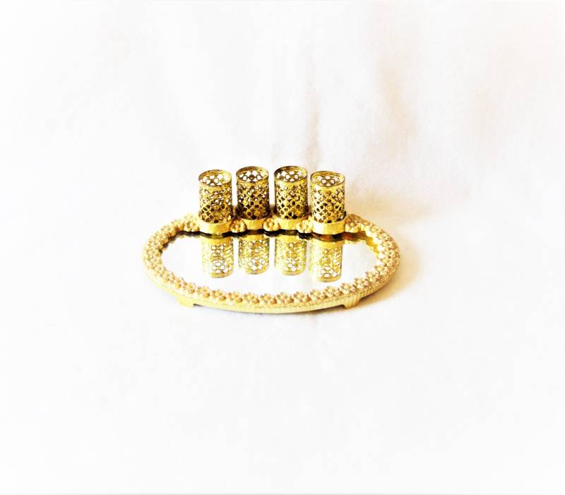 Vintage Gold Floral Kosmetikspiegel Lippenstift Halter Kunstvolles Make-Up-Tischdekor von GildedCageAtelier