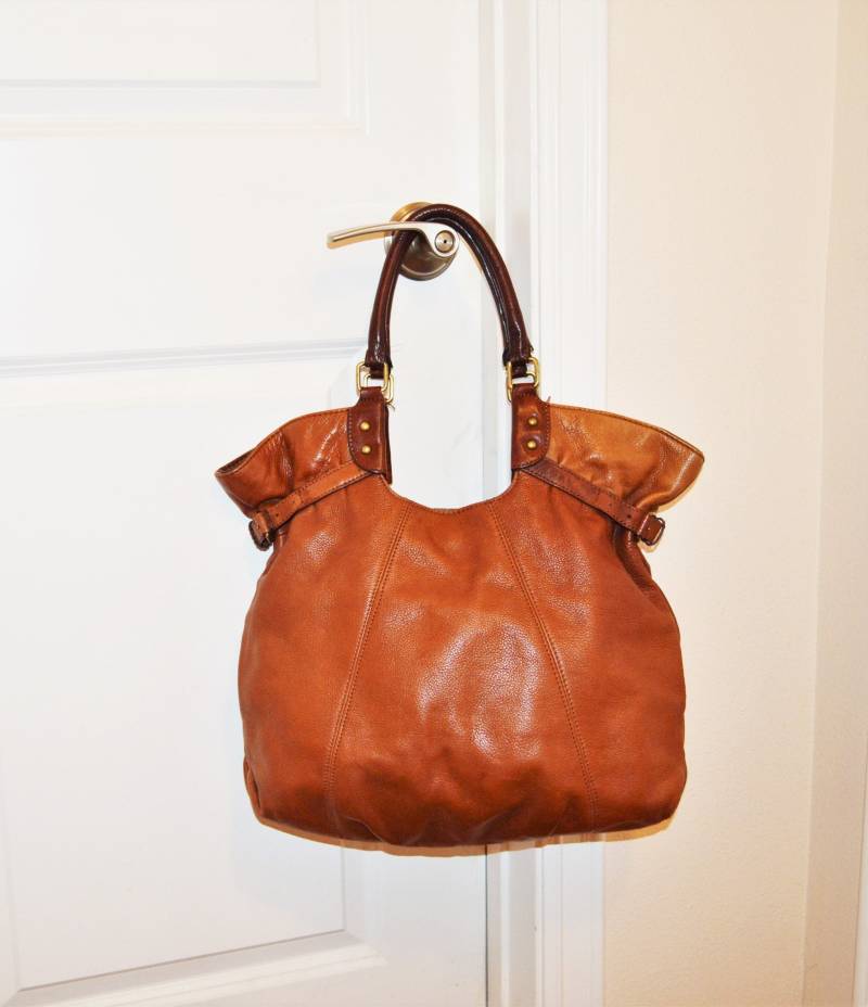 Vintage Tan Leder Umhängetasche Boho Hippe Stil Lucky Brand Geldbörse Tote von GildedCageAtelier