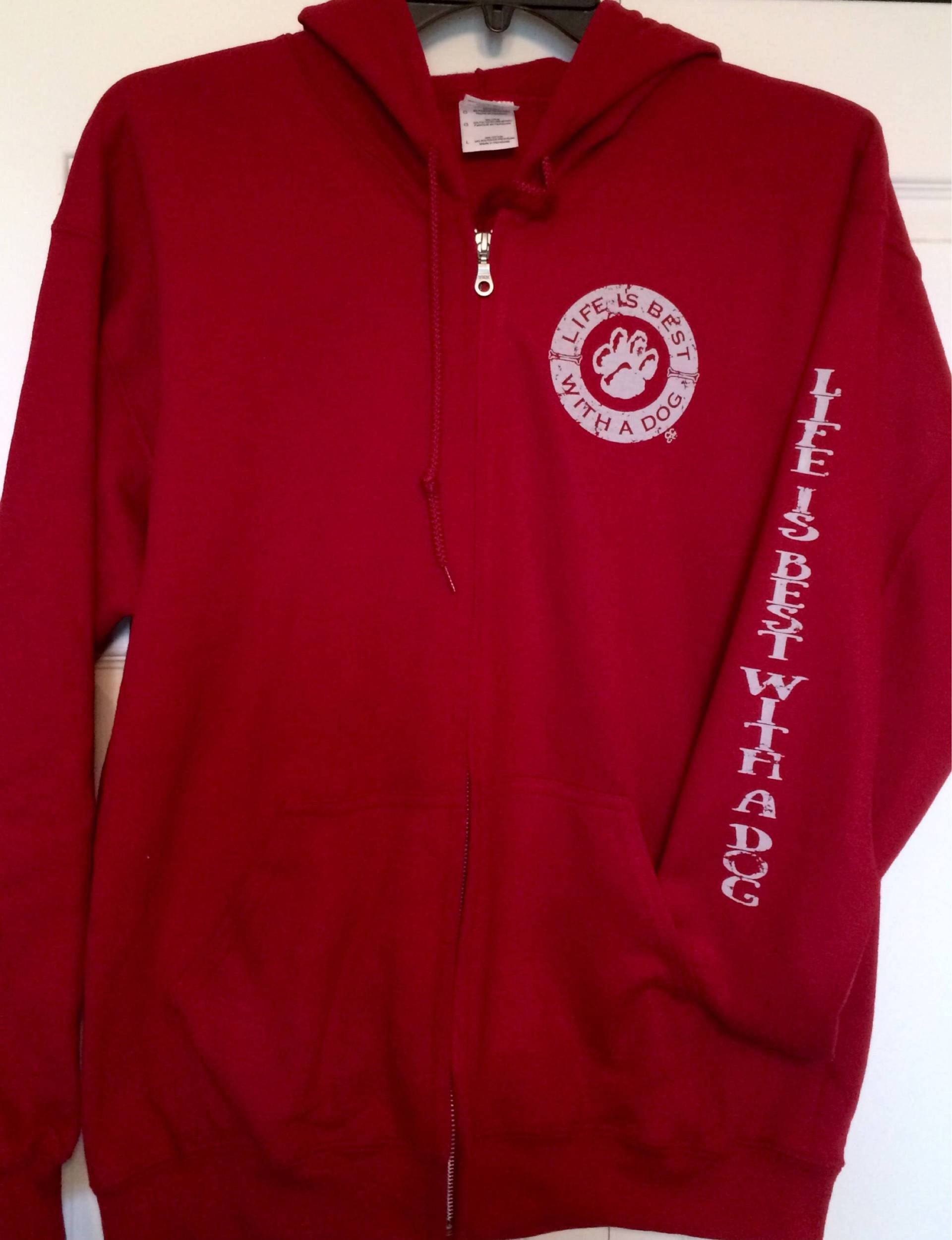 Lifeisbestwithadog Full Zip Hoodie Custom Siebdruck Mit Unserem Distressed Logo Auf Der Brustfläche Und Unten Am Arm Lifeisbestwithadog Full Zip Hoodie Custom Siebdruck Mit Unserem Distressed Logo Auf Der Brustfläche Und Unten Am Arm von GildedGarments