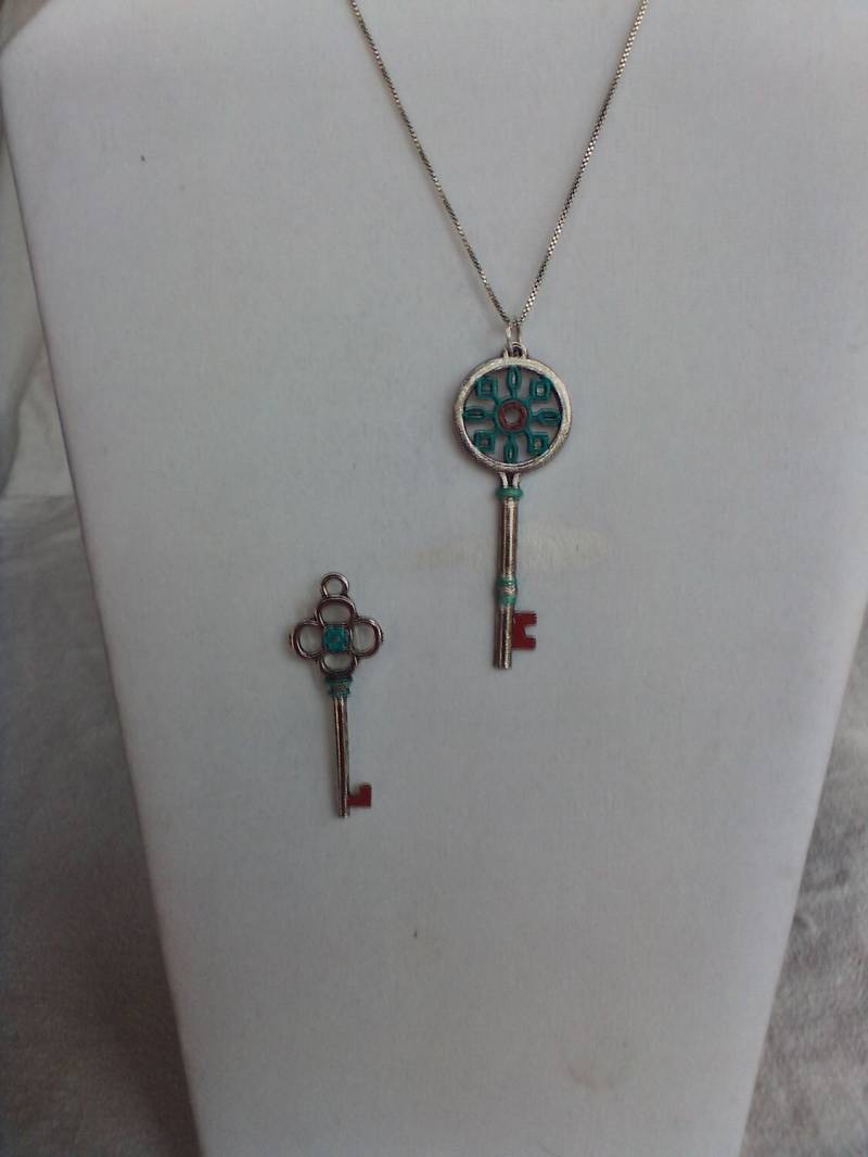 Emaillierter Silberlegierungs-Skelett-Schlüsselanhänger von GildedLilyJewels