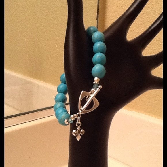 Handgefertigte Türkis Howlith Perlen Armband Mit Swarovski Kristall von GildedLilyJewels