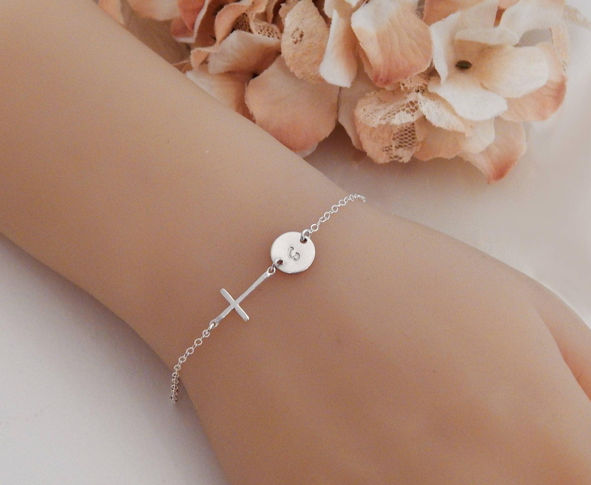 Initial Armband, Kreuz Personalisiertes Bettelarmband, Christlicher Schmuck, Religiöser Mutter Taufe Bestätigung Armband von GildedSapphireStudio