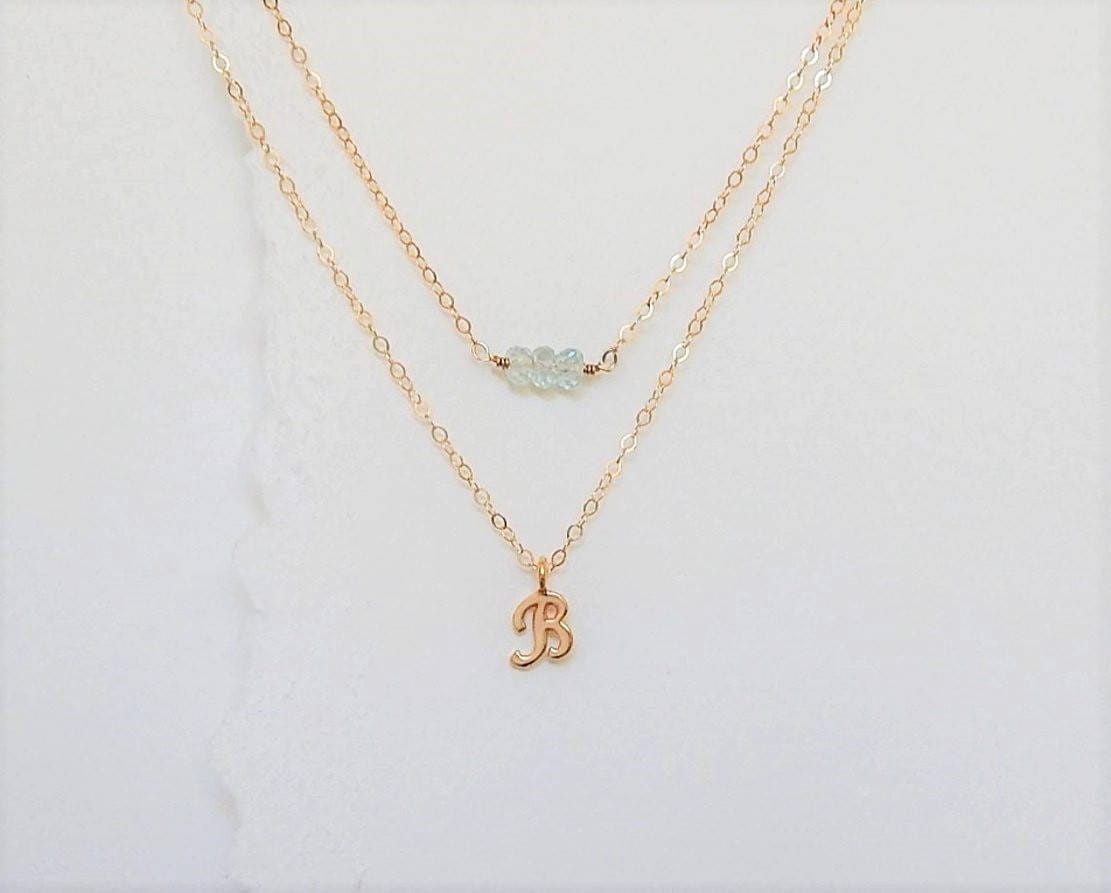 Personalisierte Anfangshalskette Für Frauen, Geschichtetes Edelsteingeschenk Sie, Zierliche Goldkette, Monogramm Buchstabe Schmuck, Schwester Mom von GildedSapphireStudio