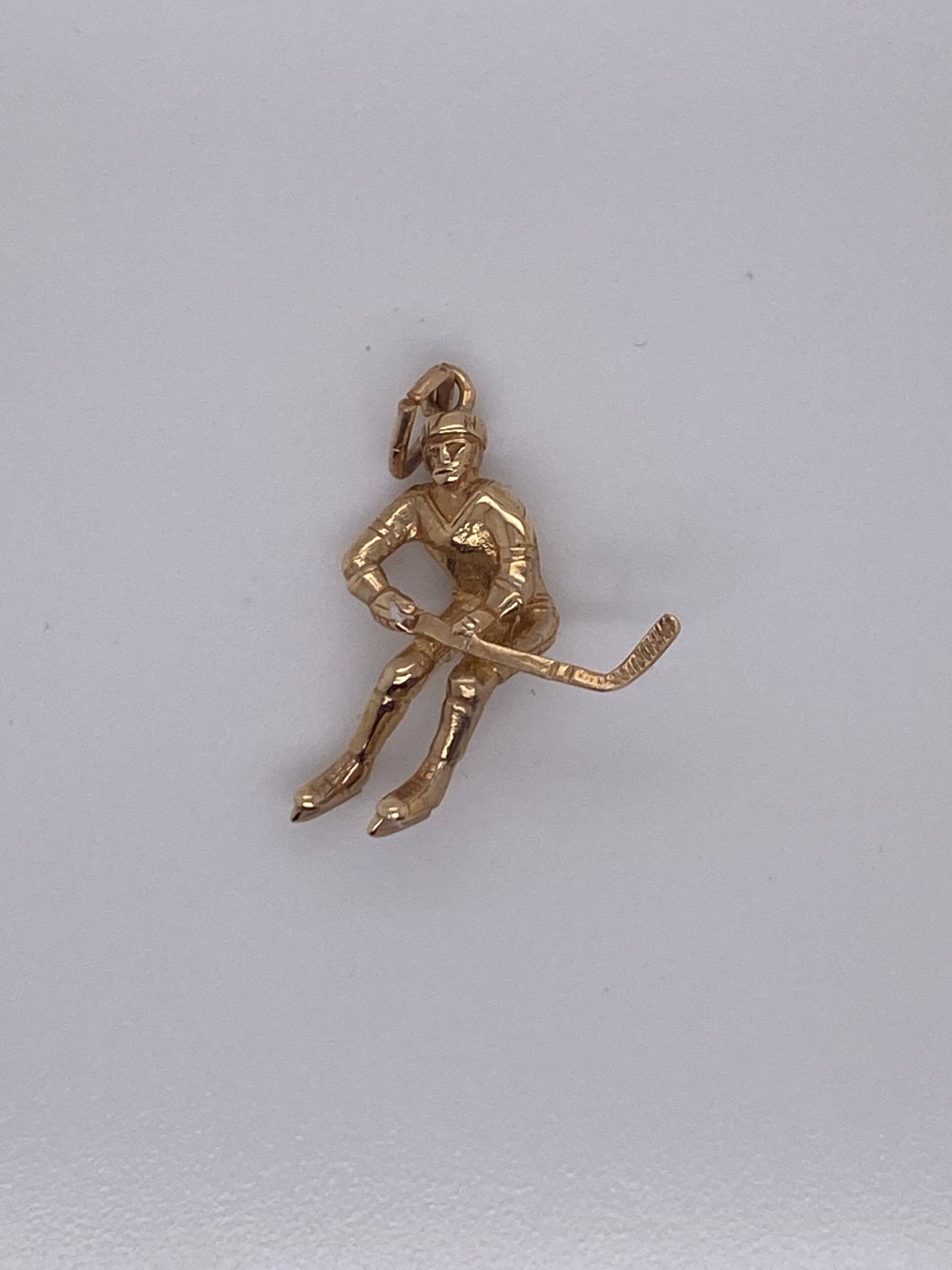 Vintage 14K Gelbgold Hockey Spieler Charm von GildedTimes