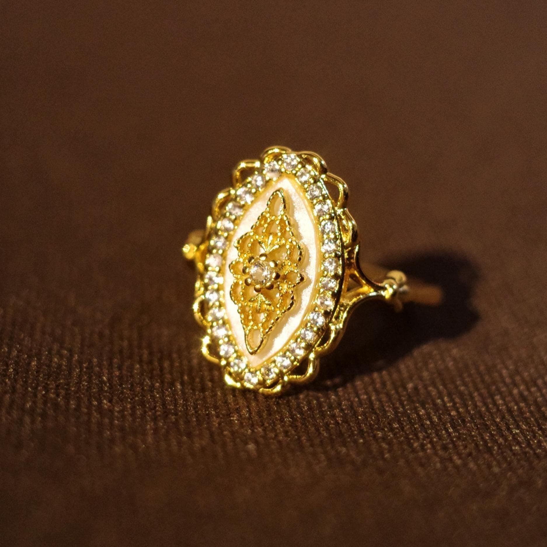 Goldring Im Antik-stil Aus Perlmutt, Besonderes Design Schmuck, Einzigartiges Weihnachtsgeschenk, Von Natur Und Antike Inspiriert von GildedWhisperCo