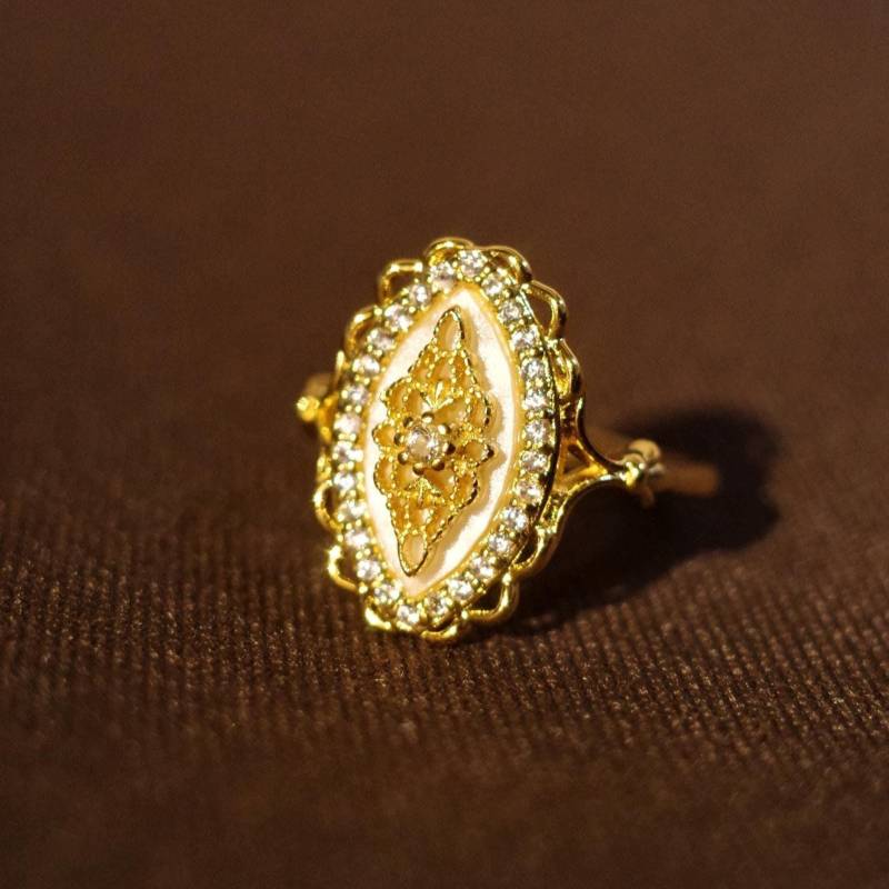 Goldring Im Antik-stil Aus Perlmutt, Besonderes Design Schmuck, Einzigartiges Weihnachtsgeschenk, Von Natur Und Antike Inspiriert Goldring Im Antik-stil Aus Perlmutt, Besonderes Design Schmuck, Einzigartiges Weihnachtsgeschenk, Von Natur Und Antike Inspiriert von GildedWhisperCo