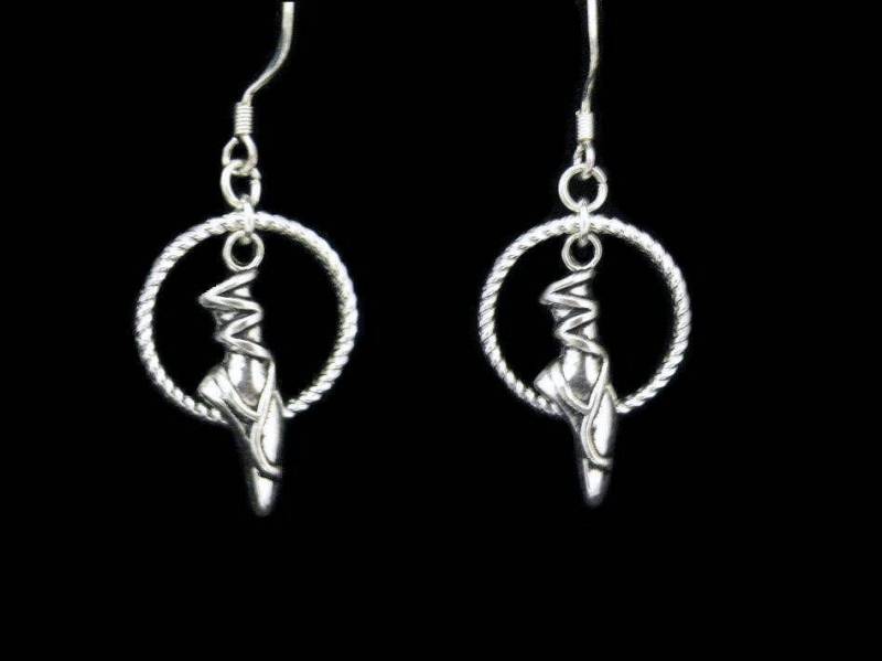 Ballerina Pointe Tanz Ohrringe Hoop Mit Gedrehtem Reifen von GillWellsCreations