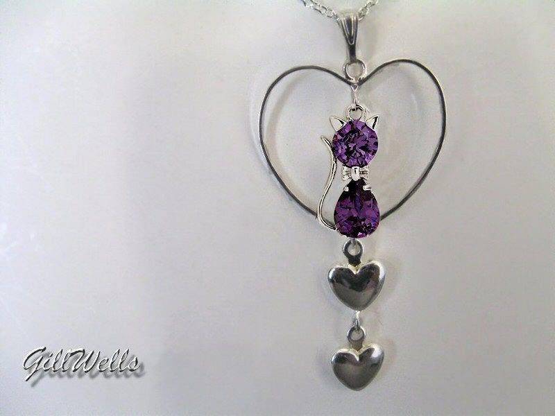 Halskette + Kette „Kleine Amethystkatze Mit 3 Silbernen Herzen" von GillWellsCreations