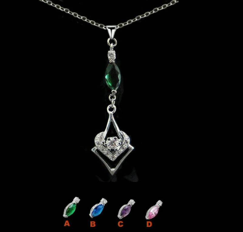 Halskette „Herz Mit Silbernem Diamant Auf Marquise-Smaragd" von GillWellsCreations