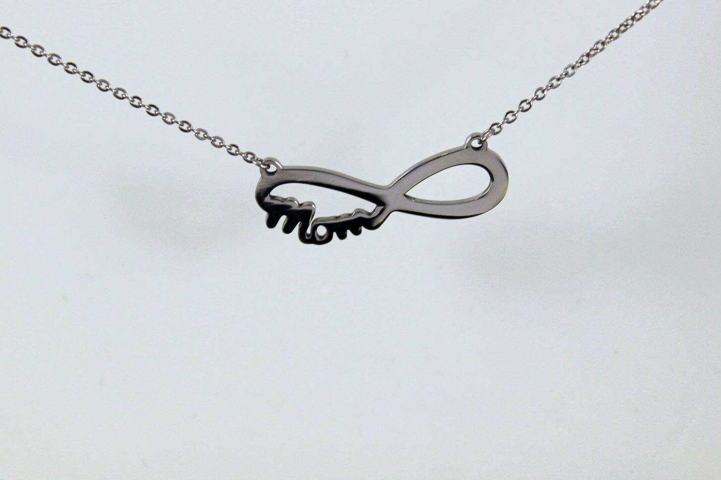 Halskette „Mom" Unendliche Liebe von GillWellsCreations