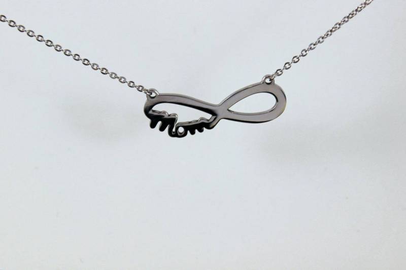 Halskette „Mom" Unendliche Liebe von GillWellsCreations