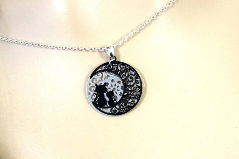 Halskette „Paar Filigraner Schwarzer Katzen Auf Einer Mondsichel" von GillWellsCreations