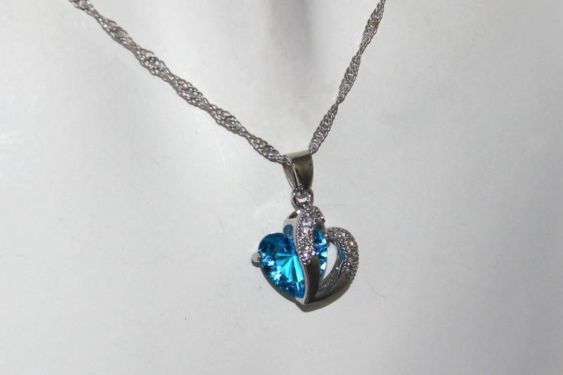 Halskette „Silberherz Auf Kristallherz" von GillWellsCreations