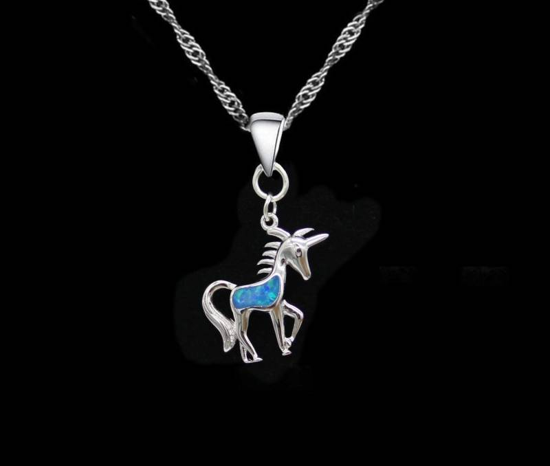 Halskette „Silbernes Einhorn Und Perlmuttblauer Feueropal" von GillWellsCreations
