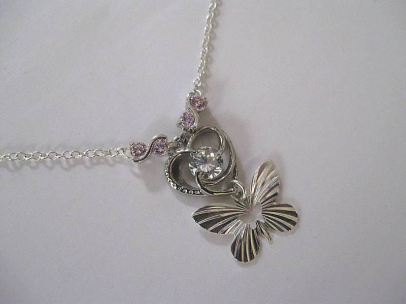 Halskette „Sonnenschmetterling Auf Unendlichkeitsherz Mit Rosa Topasen" von GillWellsCreations