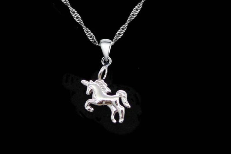 Halskette "Kleines Silbernes Einhorn" von GillWellsCreations