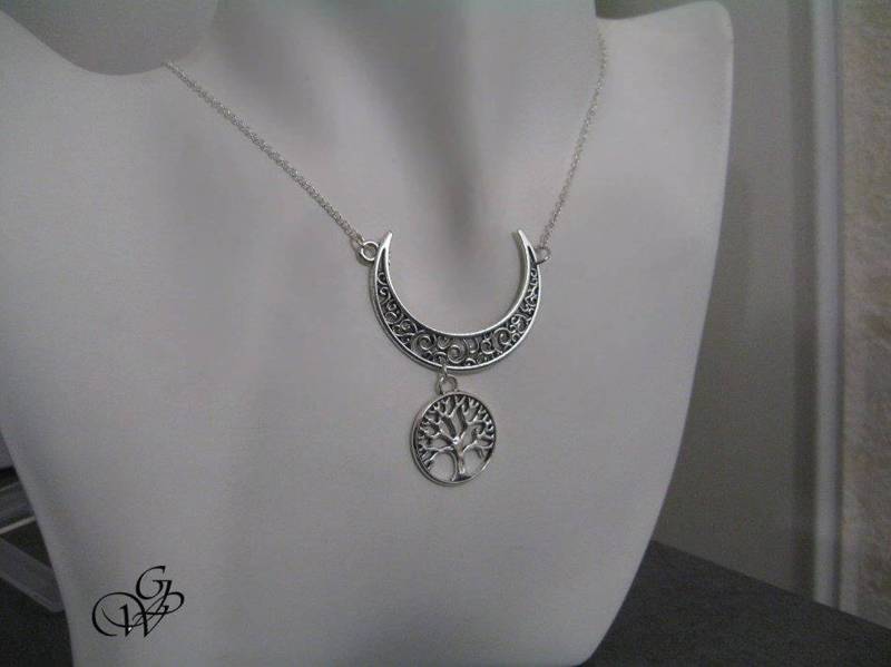Lebensbaum-Halskette Unter Einem Silbernen Halbmond von GillWellsCreations