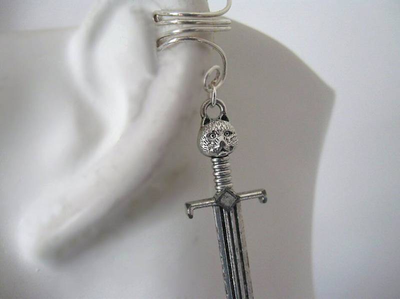 Ohrmanschette Das Schwert Des Gestiefelten Kater in Stiefeln, Clip Ihrer Wahl von GillWellsCreations