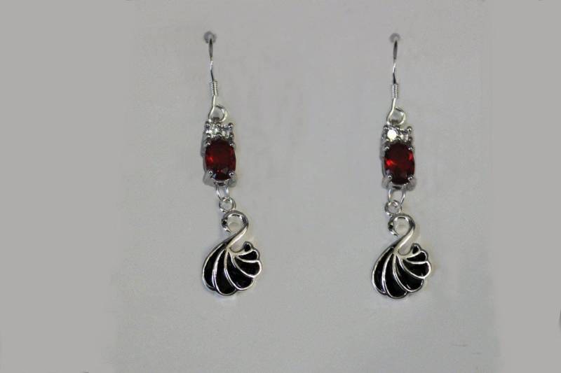 Ohrringe „Der Schwarze Silberne Schwan Mit Feuergranat" von GillWellsCreations