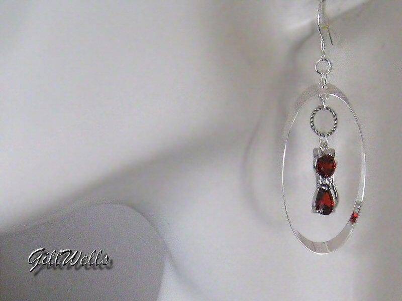 Ohrringe „Granatkatze Auf Silbernem Runden Und Gedrehten Ring" von GillWellsCreations