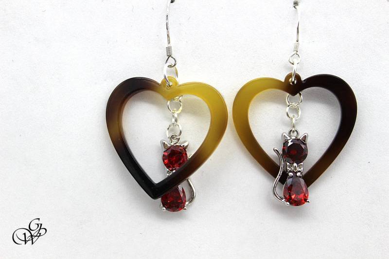 Ohrringe „Kleine Liebeskatze Auf Harzherz" von GillWellsCreations