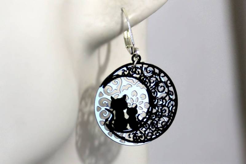 Ohrringe „Paar Filigraner Schwarzer Katzen Auf Einer Mondsichel" von GillWellsCreations