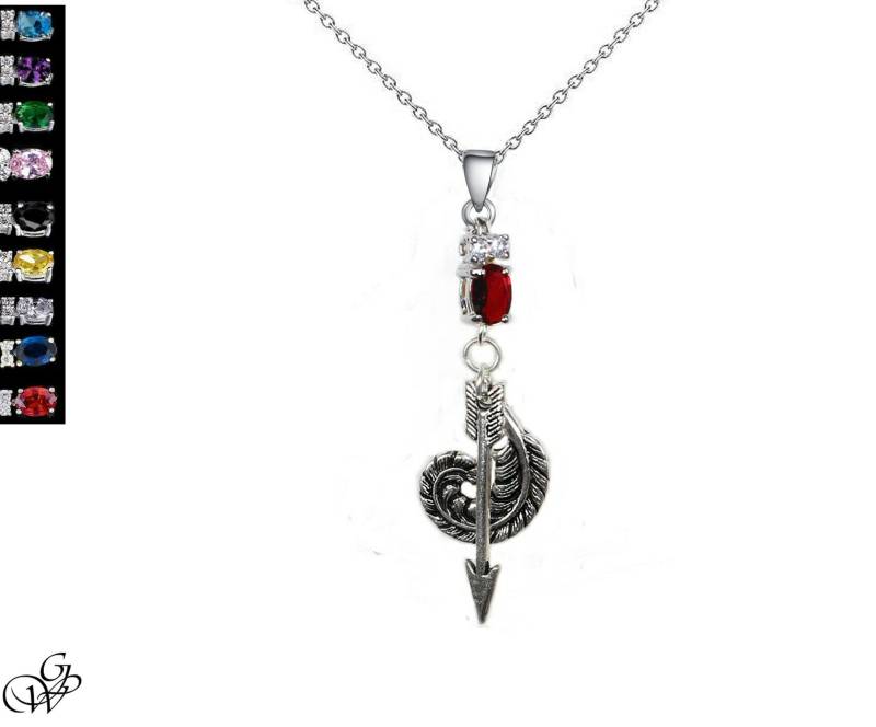 Pfeil-Halskette Mit Silberner Feder Unter Einem Lichtkristall Gewickelt, Kristallauswahl von GillWellsCreations