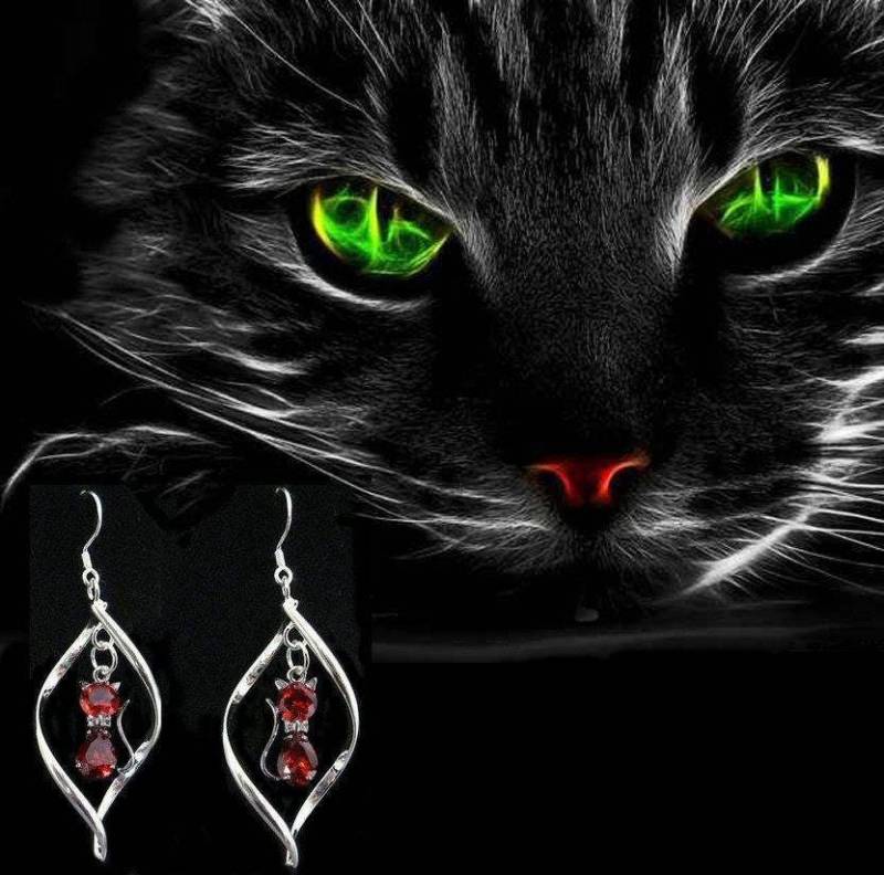 „Twisty With Little Cats Of Love & Garnet"-Ohrringe von GillWellsCreations