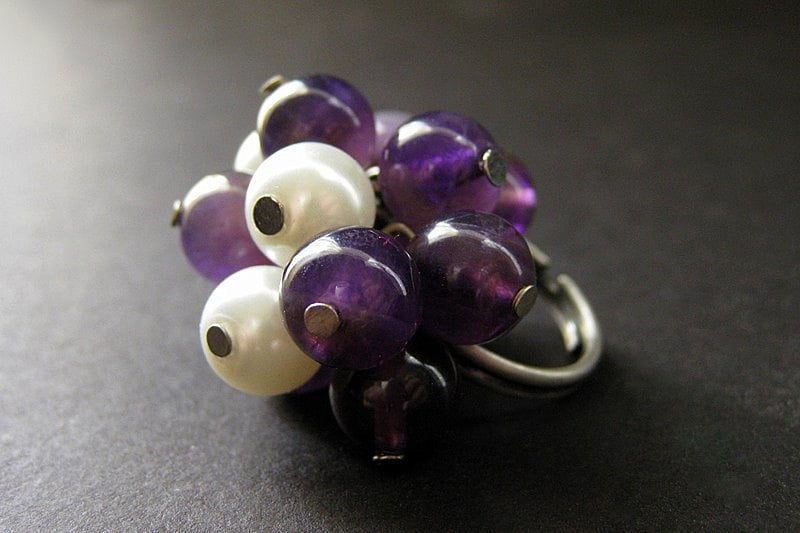 Amethyst Cocktail Ring Mit Weißer Glasperle Und Silberfarbener Basis. Handmade Schmuck Amethyst Cocktail Ring Mit Weißer Glasperle Und Silberfarbener Basis. Handmade Schmuck von Gilliauna