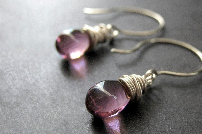 Amethyst-Glasdraht Gewickelte Ohrringe in Silber - Elixir Of Mystery Handgefertigte Ohrringe von Gilliauna