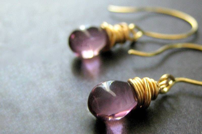 Amethyst Glastropfen Draht Gewickelt Ohrringe in Gold - Elixir Of Mystery. Handgefertigte Ohrringe von Gilliauna
